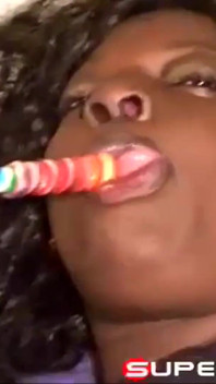 Lisa Rivera zuigt tegelijkertijd een lolly en een lul