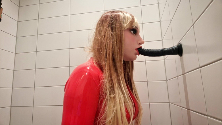 Hooded June: Amalan deepthroat