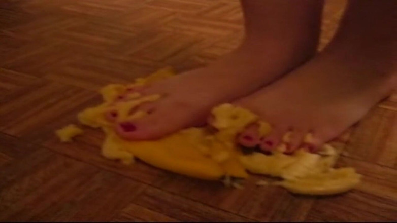 Sexy Amateurz: บดเท้าบนกล้วย