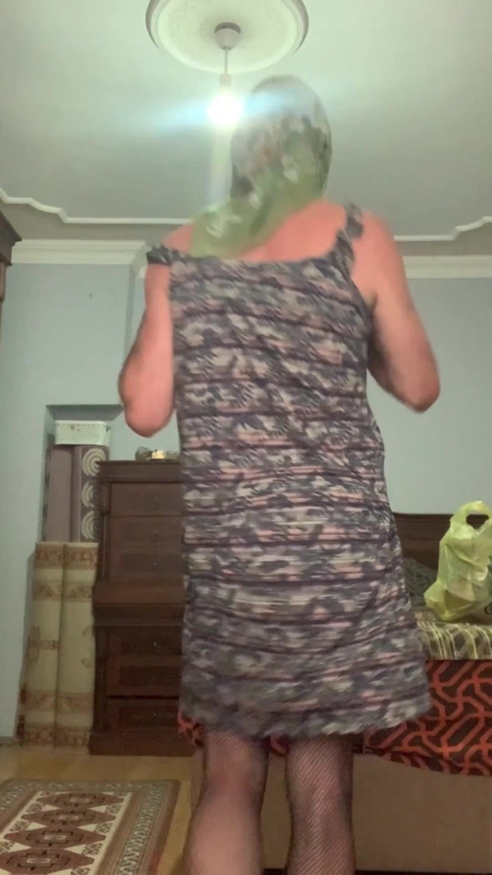 cd_aysemmm: My Stepmother Is Trying on Clothes