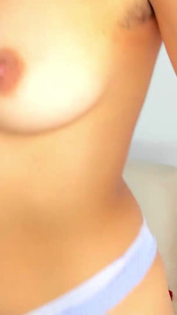 집에 혼자 있는 매일 아침 젖을 때까지 손가락으로 보지를 문지르다