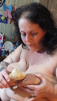 Cône de crème glacée dans la chatte, elle va se faufiler