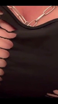 Šaty ve stylu goth holky a piercing bradavky na mých velkých prsou