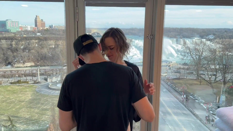 Serenity Cox: Šukání 2 chlapů v okně hotelu / Manžel sdílí manželku s Kamarádem / Šukání