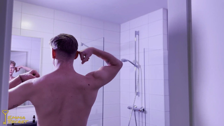 Emma Secret: Hårt knull! Styvbror med 25cm förförd till en trekant!