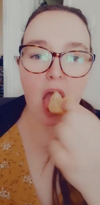 SSBBWLadyBrads: Eu estou comendo esse donut para você