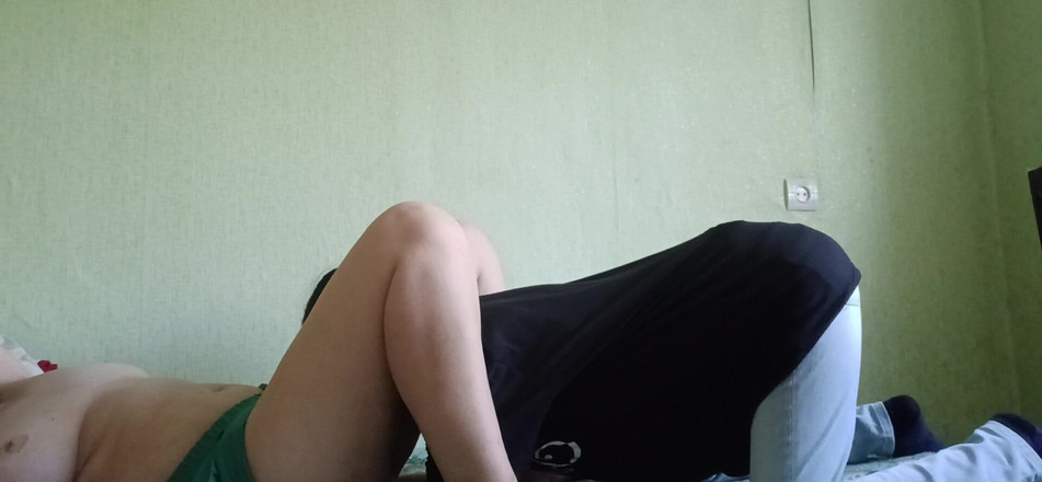 Lesbian-candys: Erkek arkadaşımın üvey annesinin olgun kıllı amını evde yokken yiyorum