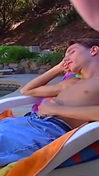 Calda bionda di 20 anni scopata in piscina e ottiene la bocca piena di sperma