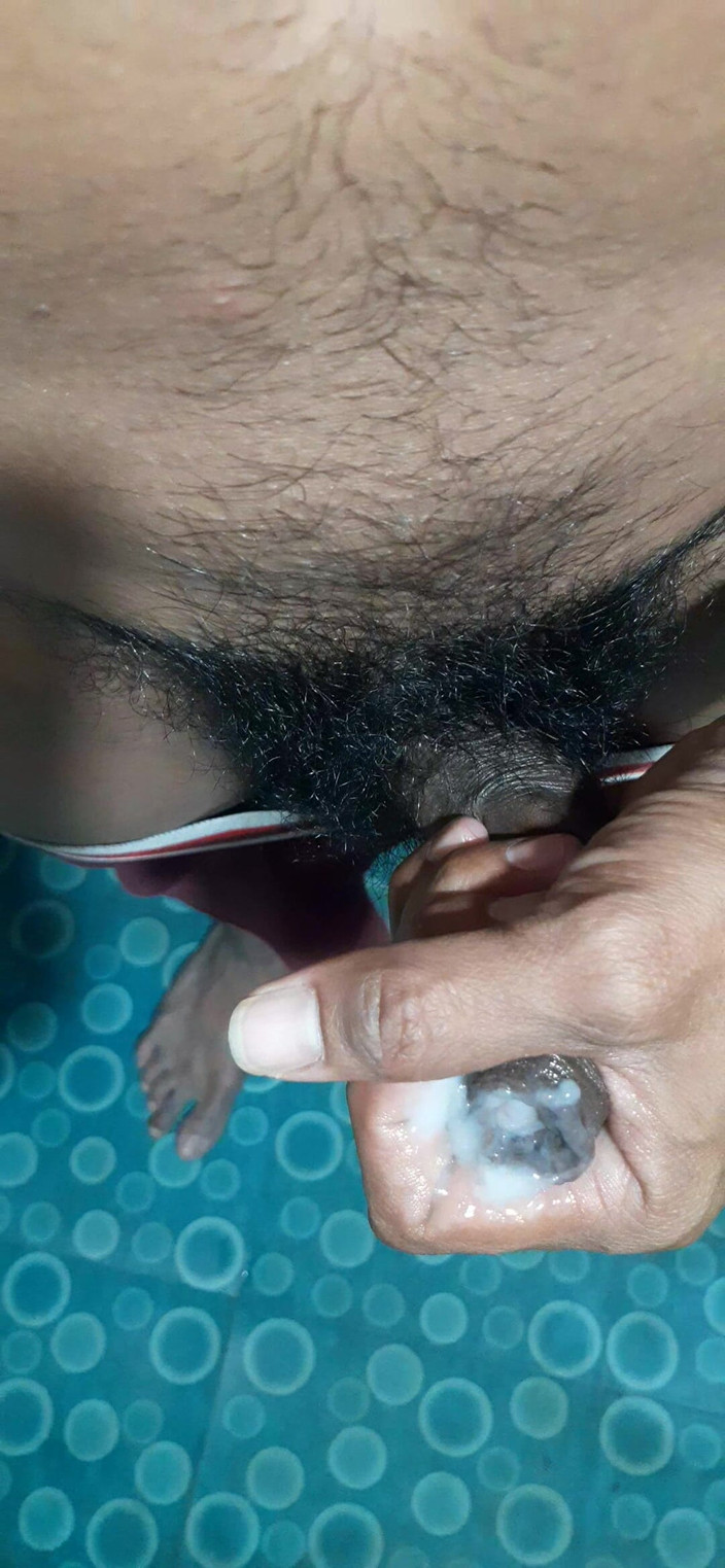 Che: Spermashot svart stor kuk badrum avrunkning knulla indisk man