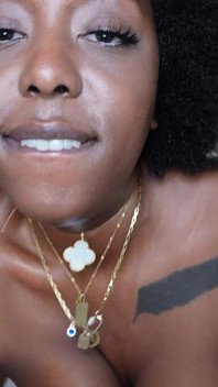 두툼한 흑인 배다른 여동생 네덜란드 코코는 여친이 하지 않는 단정치 못한 BJ를 줄 것이다.