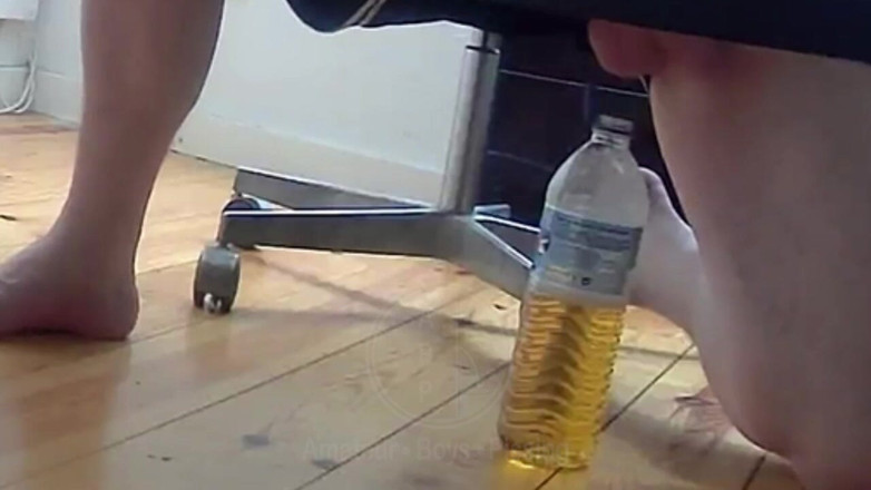 AmateurBoysPissing: Jules가 집에서 일하고 책상을 떠날 수 없을 때, 그는 병으로 소변을 볼 수 있습니다.