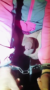 เย็ดตูดพัก แขนถูกใส่กุญแจมือ