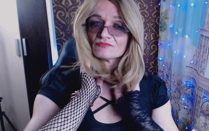 violet_bisex: Онлайн-трансляция Iris возбуждена и, когда ее унижают посетители сайта