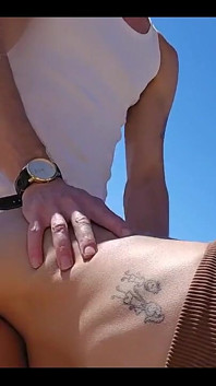 Il me baise sur la plage