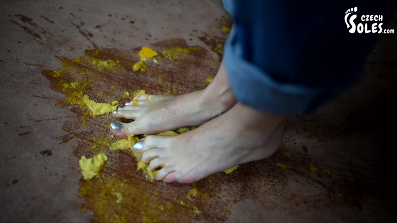 Czech Soles - foot fetish content: Ich werde Früchte zerquetschen und du wirst sie von meinen...