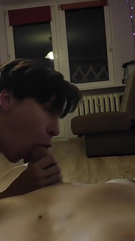 Twink oda arkadaşına şişman ve büyük yarağa hizmet ediyor