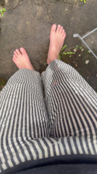 Pisse dehors dans un pantalon de femme)