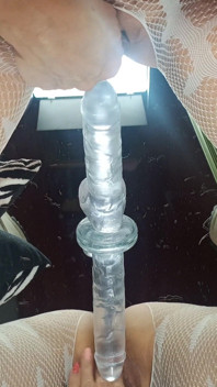 Zrzka MILF šuká sama sebe robertkem v zrcadle, obrovské stříkání a skutečný orgasmus