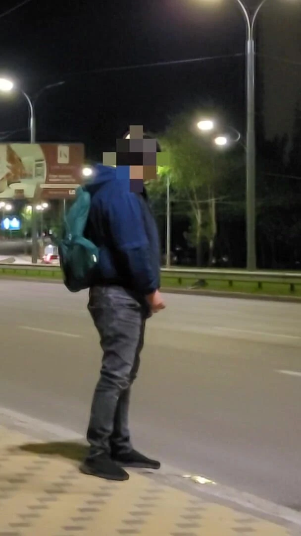 Wanker forever: Мужик писает и дрочит прямо на дороге, где ездят автомобили