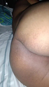 Hijastra gime porque una polla está dentro de su culo mientras descansa en su habitación