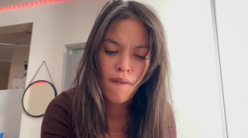 Bruna Paz: Bruna paz缓慢地吮吸鸡巴并让它非常湿润