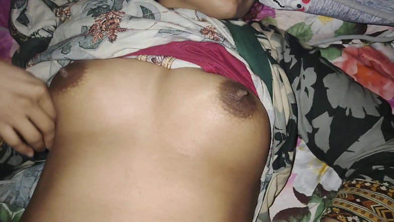 Sairaxsaim: 按压乳头并把手指插入阴户