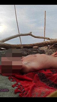 Přítelkyně honí můj penis na nudistické pláži před mnoha cizími lidmi - Misscreamy