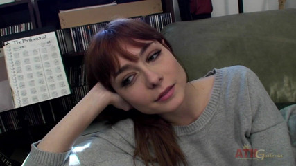 ATKIngdom Fans: Brunett bombnedslag zoe voss vid intervjun