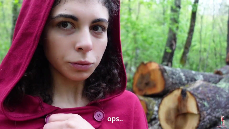 LadyAna: Une ado à gros cul s'enfile un gode dans les bois