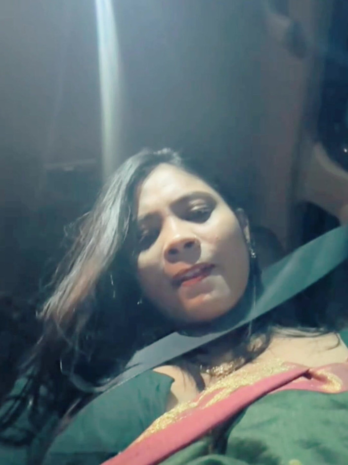 Nisha bhabhi ki chudai: 車で運転するときは大きなおっぱいを見せてください。