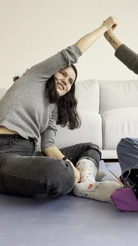 Jugamos a las cosquillas y luego tenemos la lucha de pies