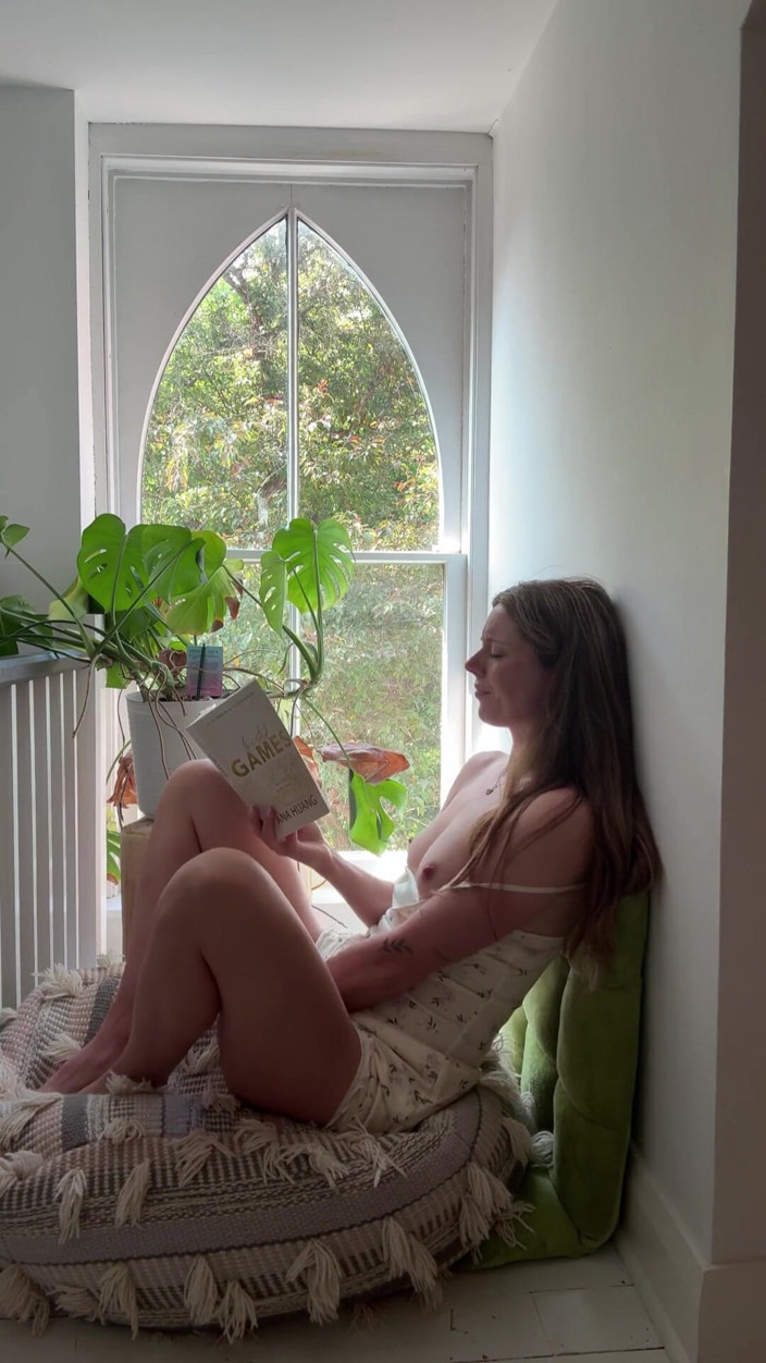 Nadia Foxx: Reading Smut While Trying Not to Cum Too Soon! Hysterical...