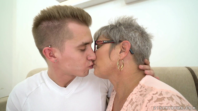 21 Sextreme: 21Sextreme - The charms of a granny's pussy