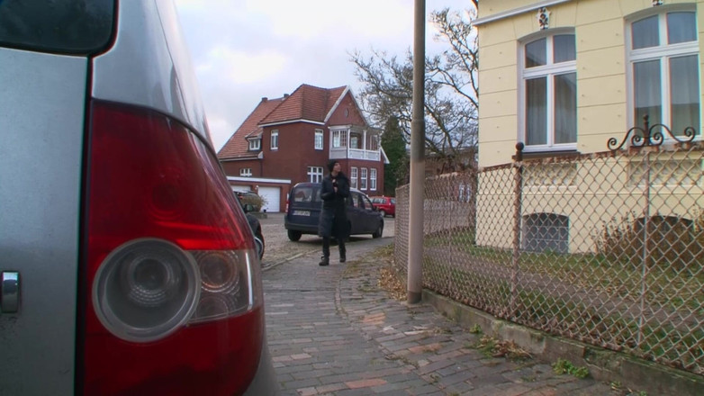 German BDSM MMV: 奴隷は、彼女が小便をしなければならないまでクランプと鞭で遊びたい