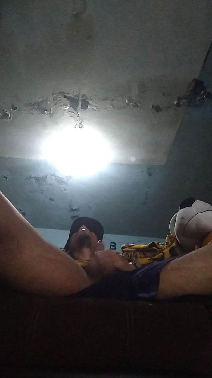 AlexAlejandro13: Rimango solo a giocare con il mio cazzo eretto