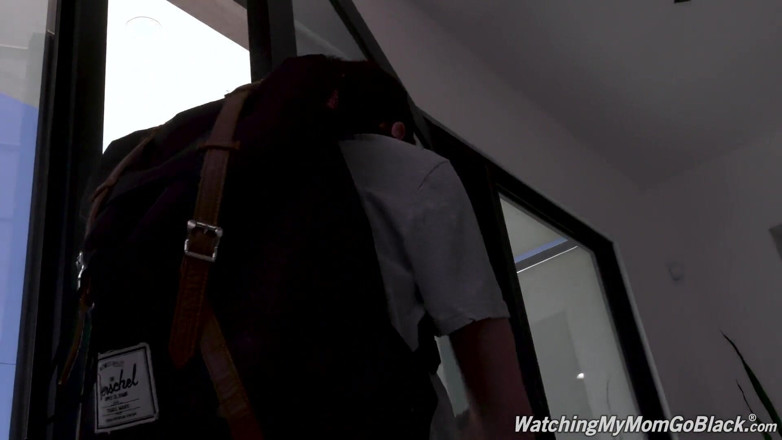 Watching My Mom Go Black: Carmen Valentina brinca com dois BBCs quando seu enteado chega...