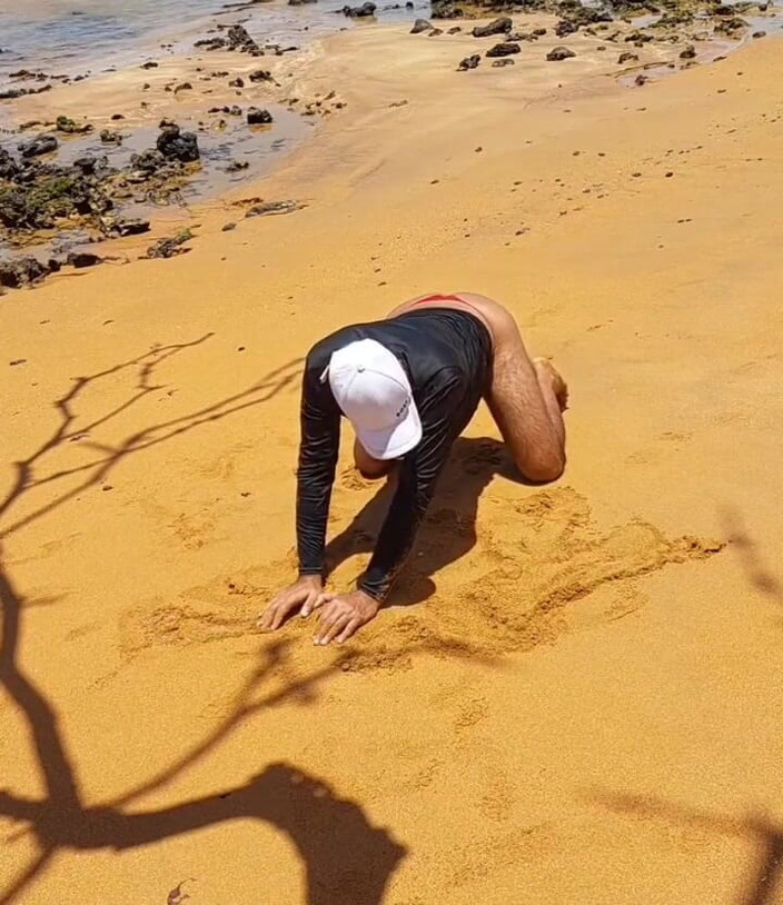 Ladysilvas: Ladysilva mostrando su culo caliente en bragas en la playa