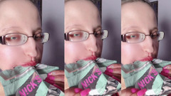 FinDom Goaldigger: Asmr süßes Schokoladenessen - Asmr, Brillen, Riesin, lippenstift, große lippen, Mough,...