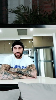 Jackson O'doherty tira roupa e revela segredos do quarto