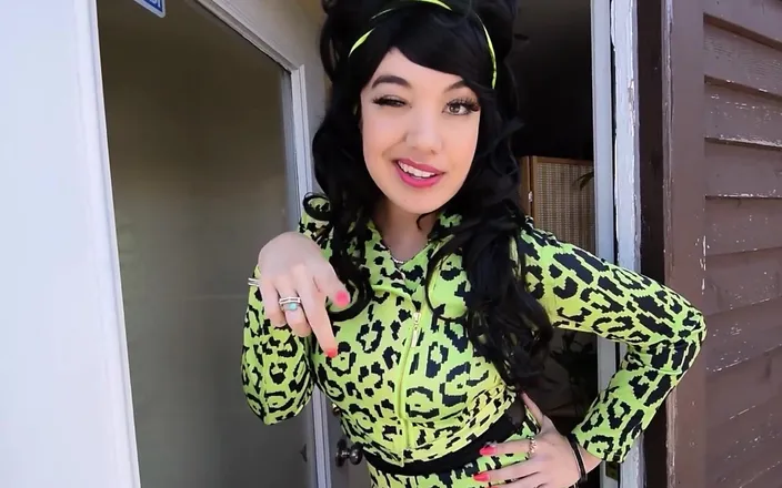 Little Puck: Slug-o-bots! Futurama Leela Cosplay | Vid 1