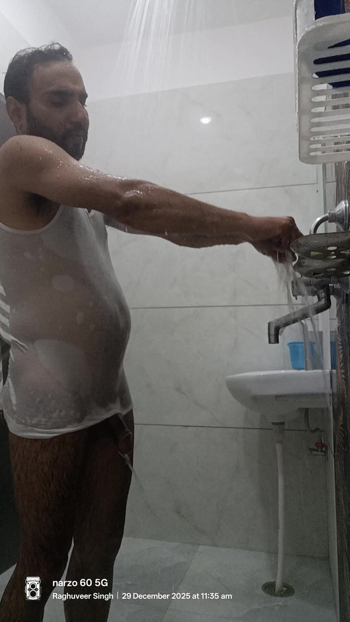 Rajasthani-old-lover: 男はシャワーを楽しむ