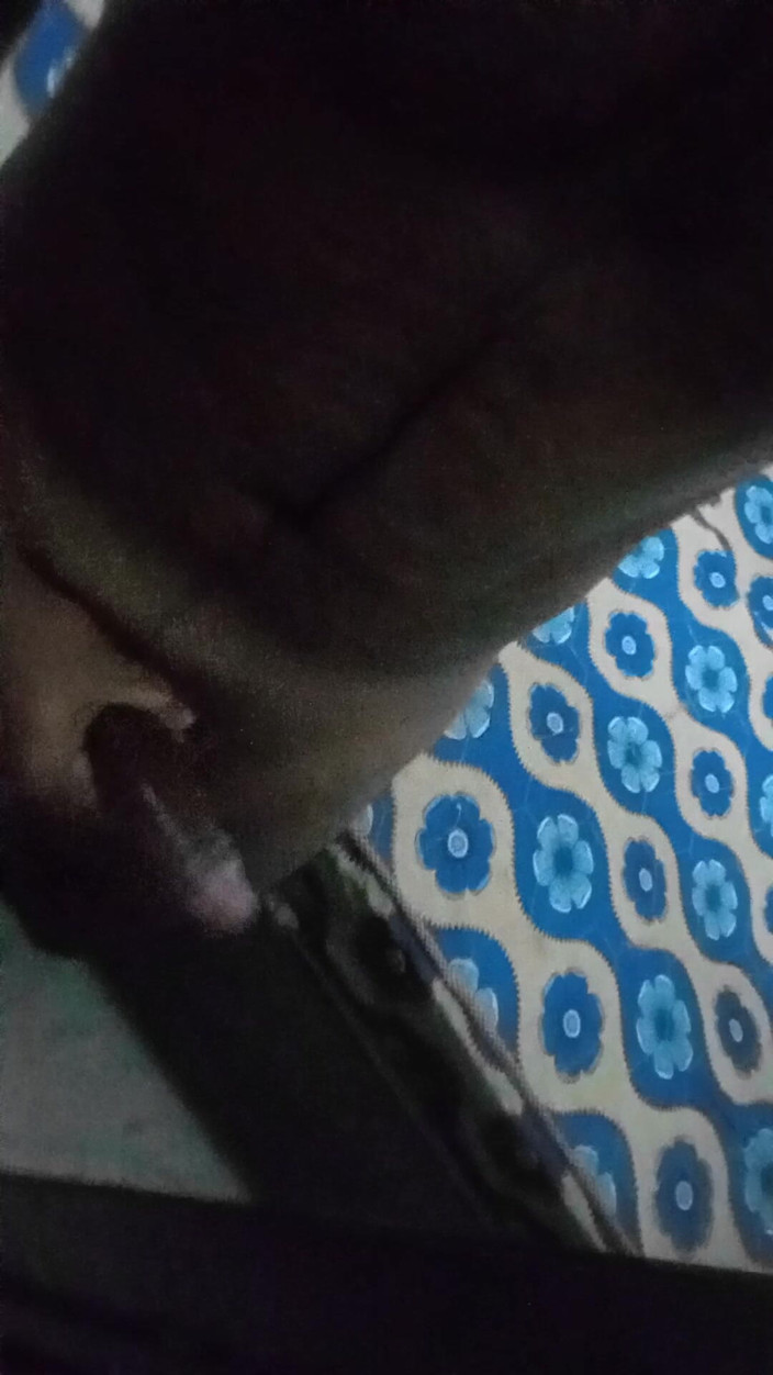 Raaz26d: Büyük yarağımı yatak odasında yağlıyorum ve aynanın önünde mastürbasyon yapıyor