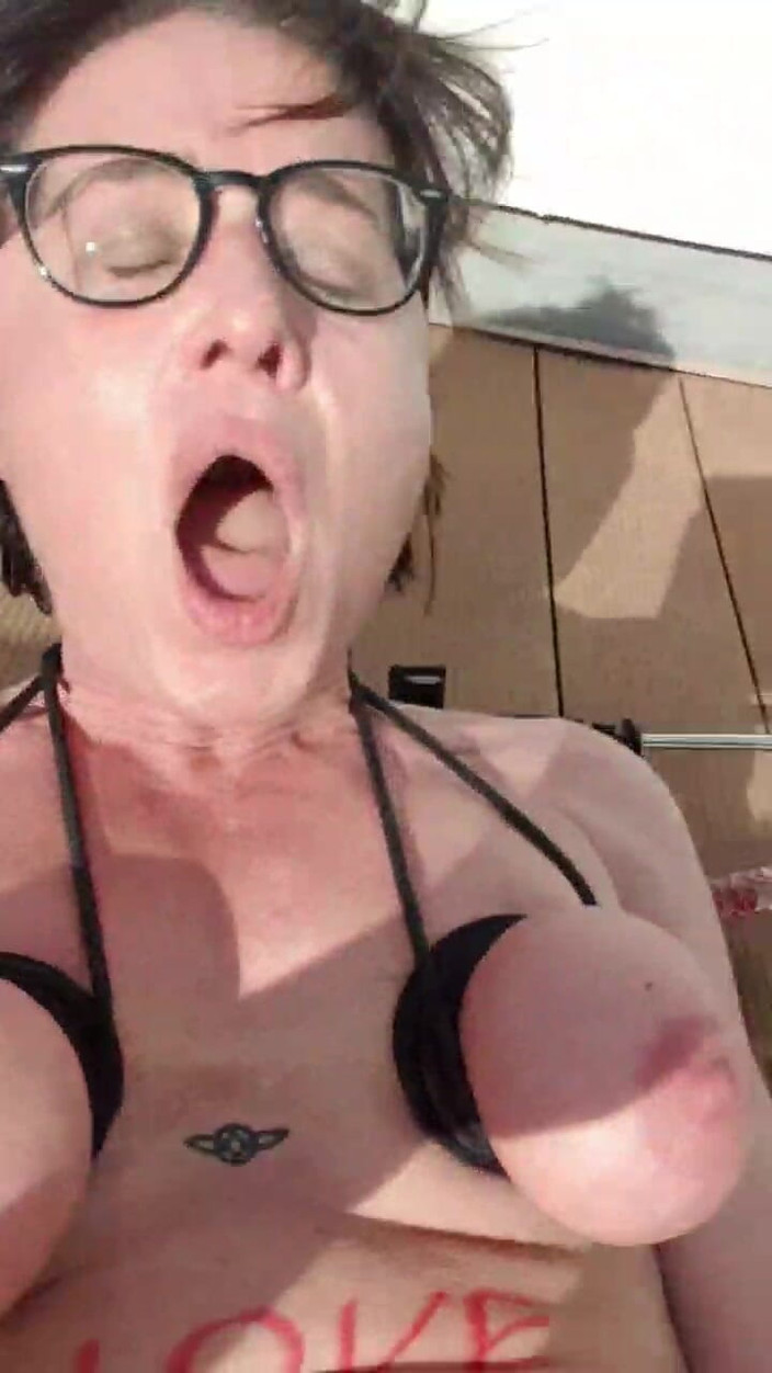 JulieEroticDress: Милфа развлекается на улице