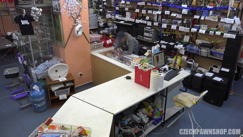 Czech Pawn Shop: Tienda de culonas checas 4: la milf con los esquís