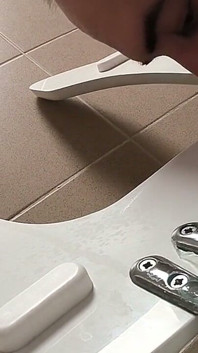 公衆トイレを舐める