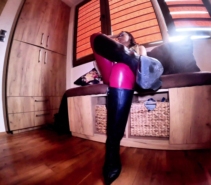 Mistressyammyboots: मेरे जूते गुलाम को चाटो