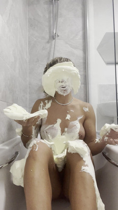 CALLIE ROKS: 顔にパイをぶつけて、お風呂で裸で