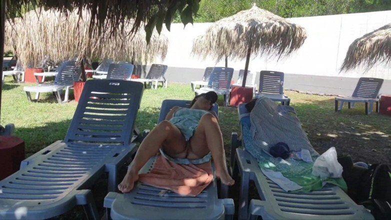 ExpressiaGirl: Expressiagirl, demi-sœur sexy, exhibe ses atouts dans un parc aquatique...