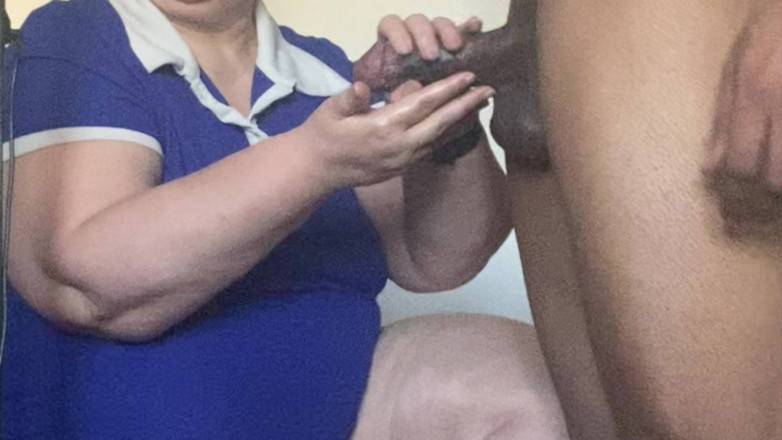 Daddykane: Une GILF Pratique Gère Une Bite Noire Dans Sa Main...