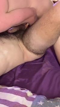 Der junge Twink kümmert sich um das haarige Loch des Stiefvaters